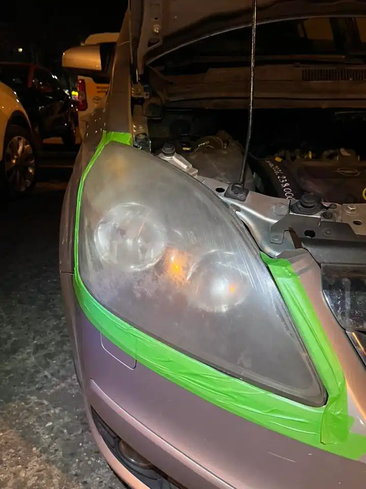 Opel Astra sárgult fényszóró felújítás előtt, helyszíni polírozás Törökbálint és Pest megye